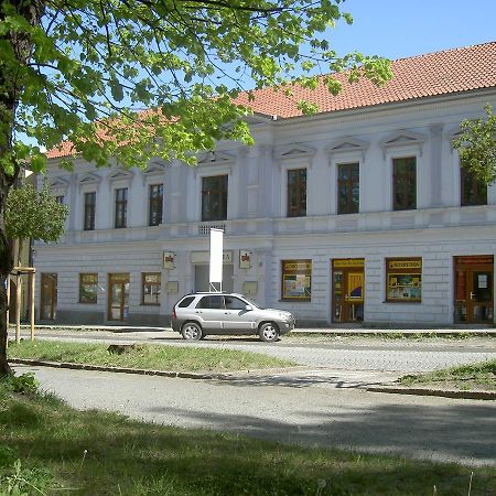 Hotel U Cerneho Orla Kostelec nad Černými Lesy Bagian luar foto