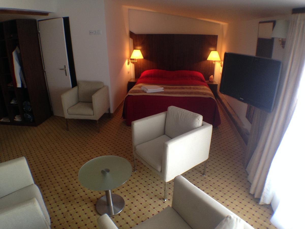 Hotel U Cerneho Orla Kostelec nad Černými Lesy Bagian luar foto