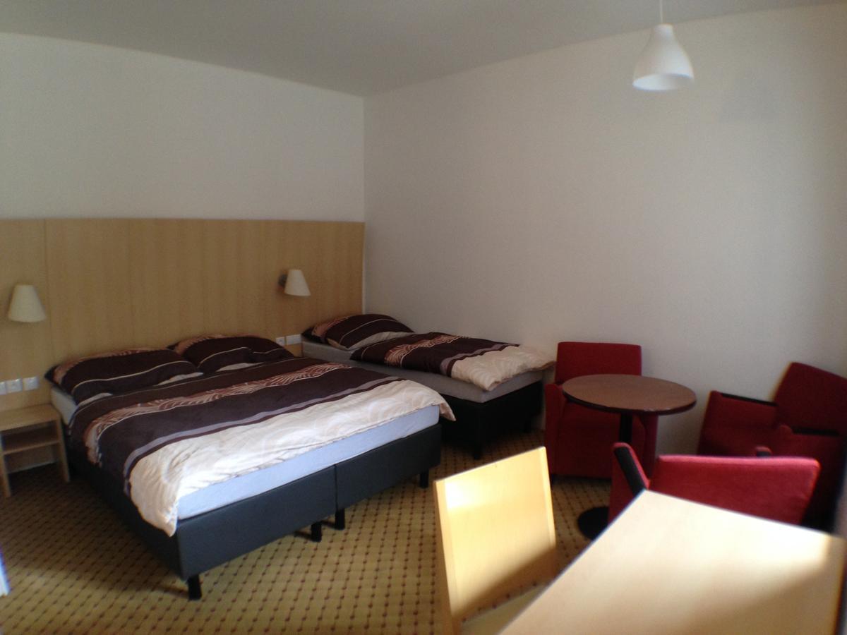 Hotel U Cerneho Orla Kostelec nad Černými Lesy Bagian luar foto