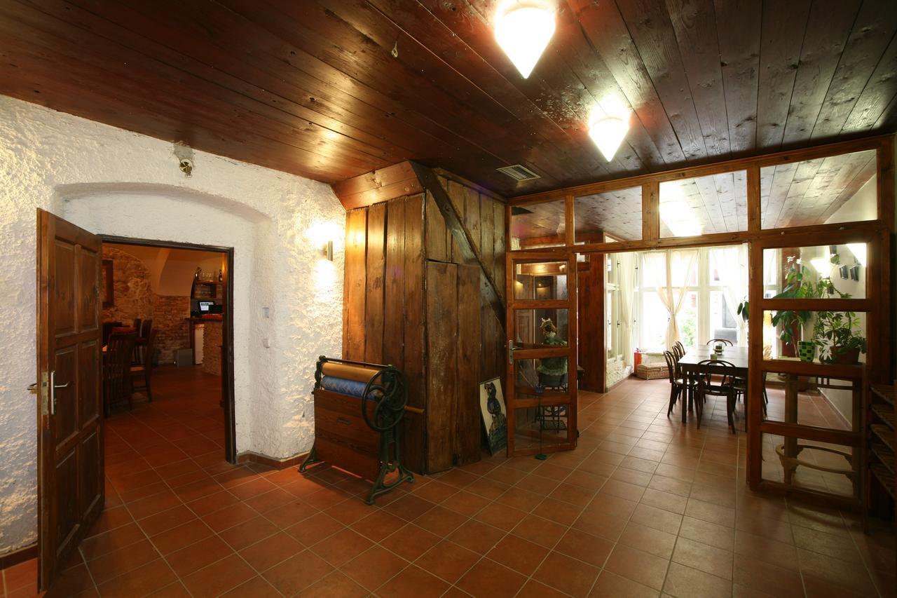 Hotel U Cerneho Orla Kostelec nad Černými Lesy Bagian luar foto