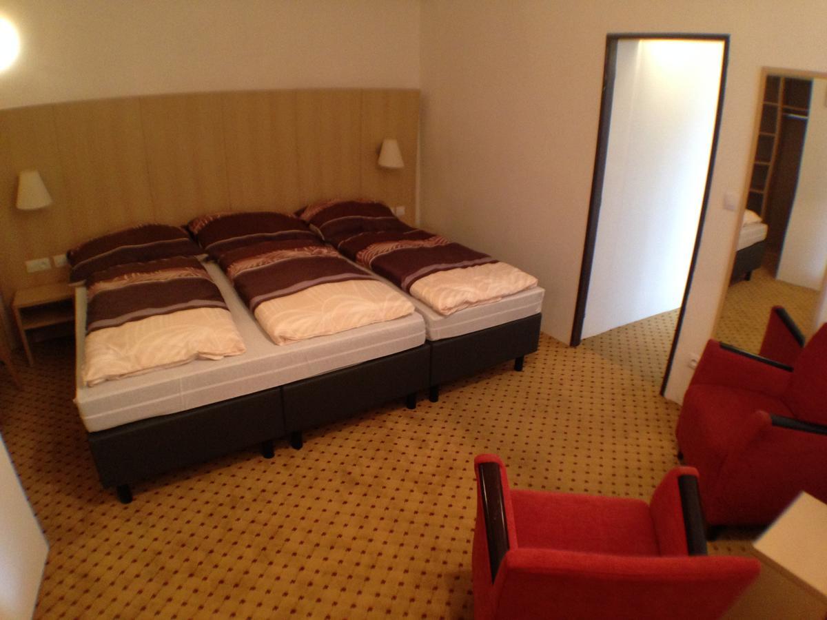 Hotel U Cerneho Orla Kostelec nad Černými Lesy Bagian luar foto