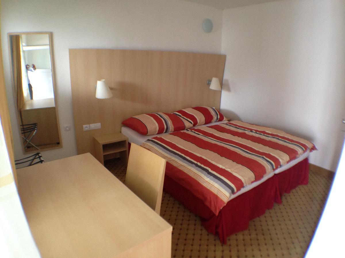 Hotel U Cerneho Orla Kostelec nad Černými Lesy Bagian luar foto