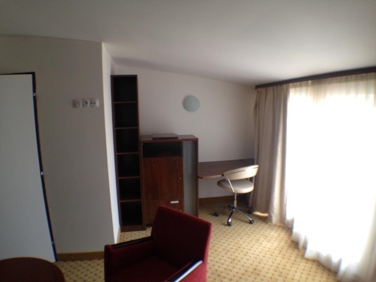 Hotel U Cerneho Orla Kostelec nad Černými Lesy Bagian luar foto