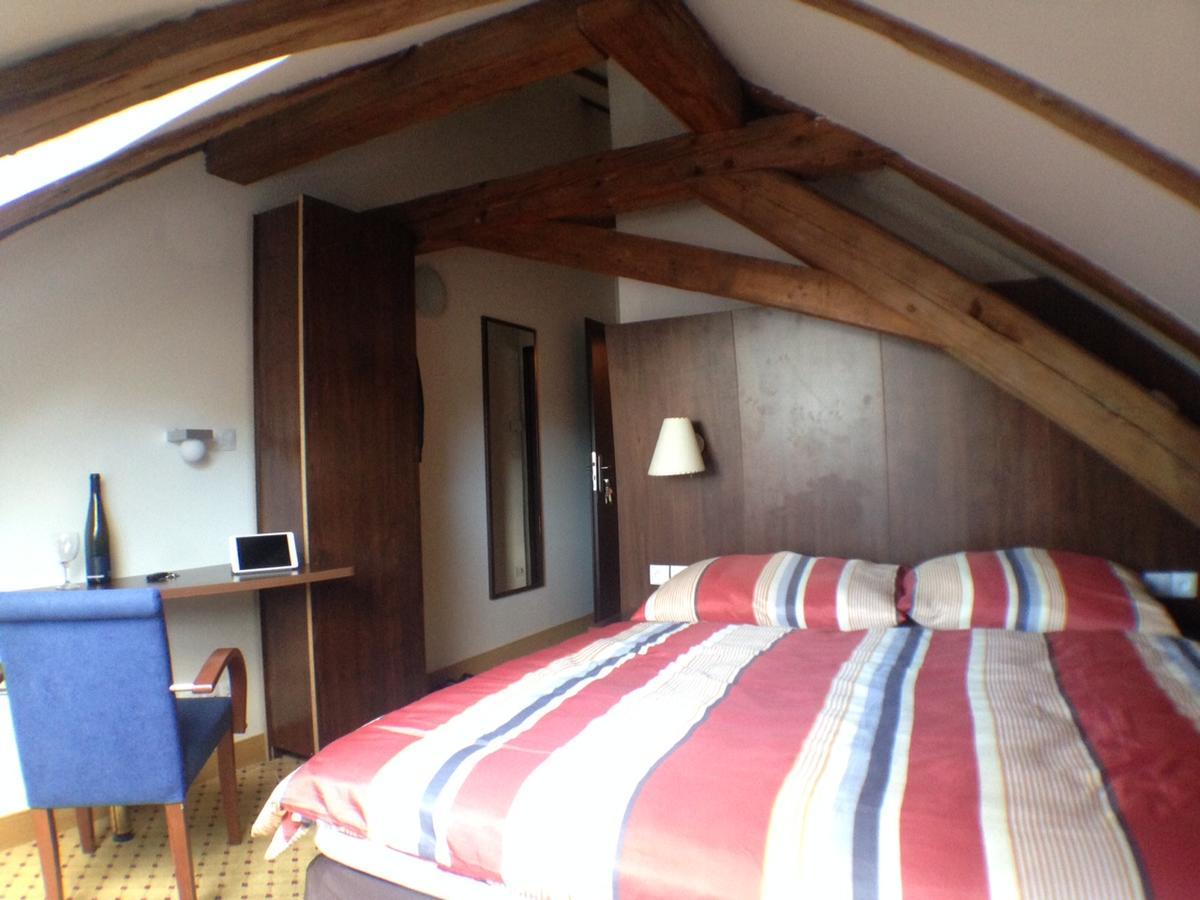 Hotel U Cerneho Orla Kostelec nad Černými Lesy Bagian luar foto