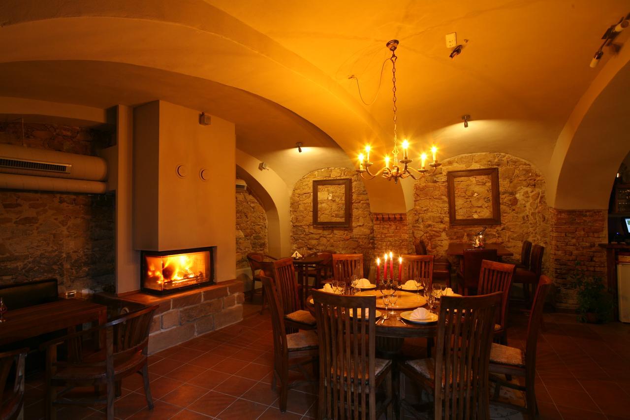 Hotel U Cerneho Orla Kostelec nad Černými Lesy Bagian luar foto