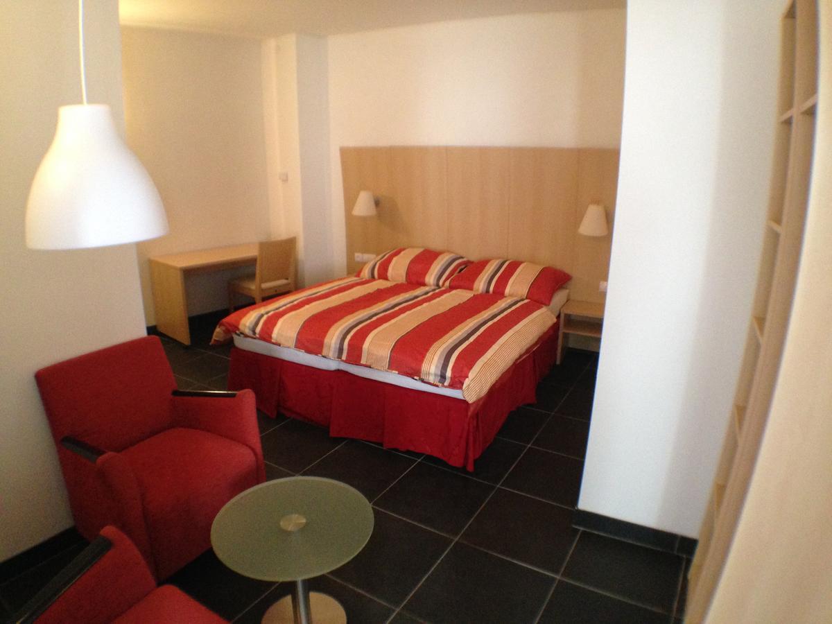 Hotel U Cerneho Orla Kostelec nad Černými Lesy Bagian luar foto