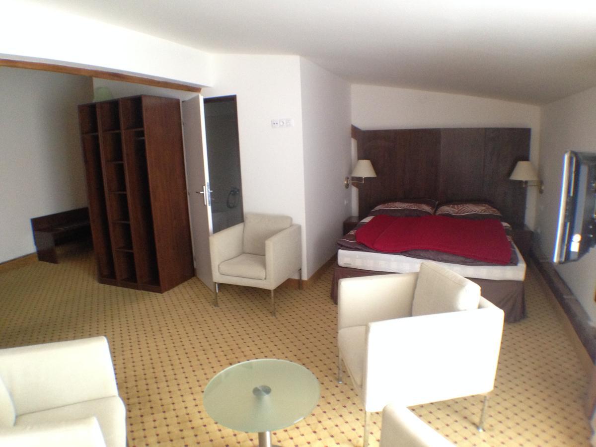 Hotel U Cerneho Orla Kostelec nad Černými Lesy Bagian luar foto