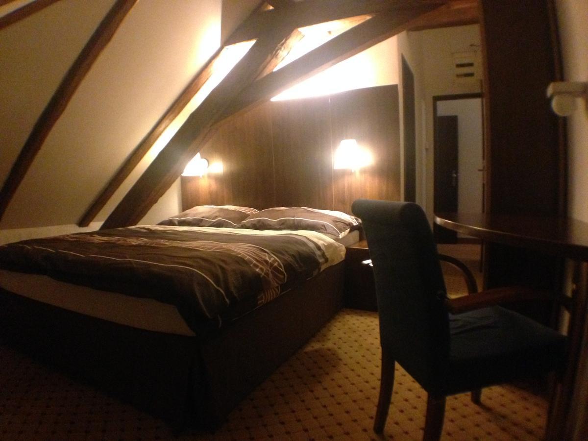 Hotel U Cerneho Orla Kostelec nad Černými Lesy Bagian luar foto