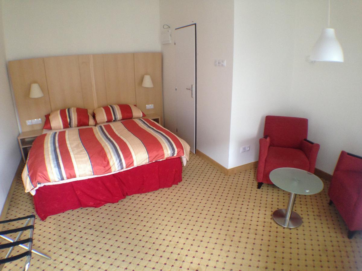Hotel U Cerneho Orla Kostelec nad Černými Lesy Bagian luar foto
