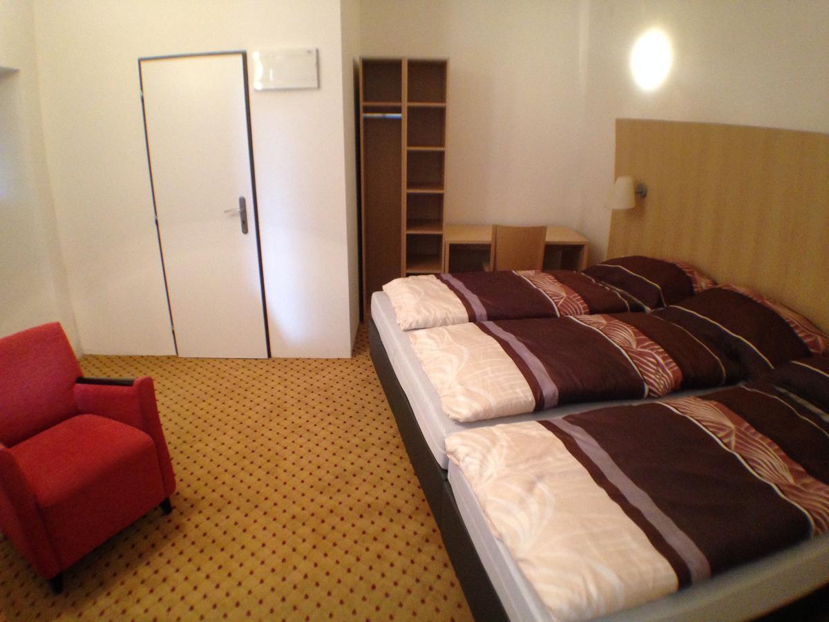 Hotel U Cerneho Orla Kostelec nad Černými Lesy Bagian luar foto