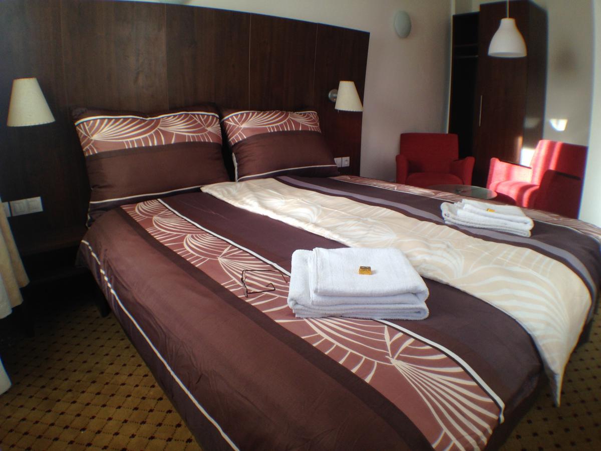 Hotel U Cerneho Orla Kostelec nad Černými Lesy Bagian luar foto
