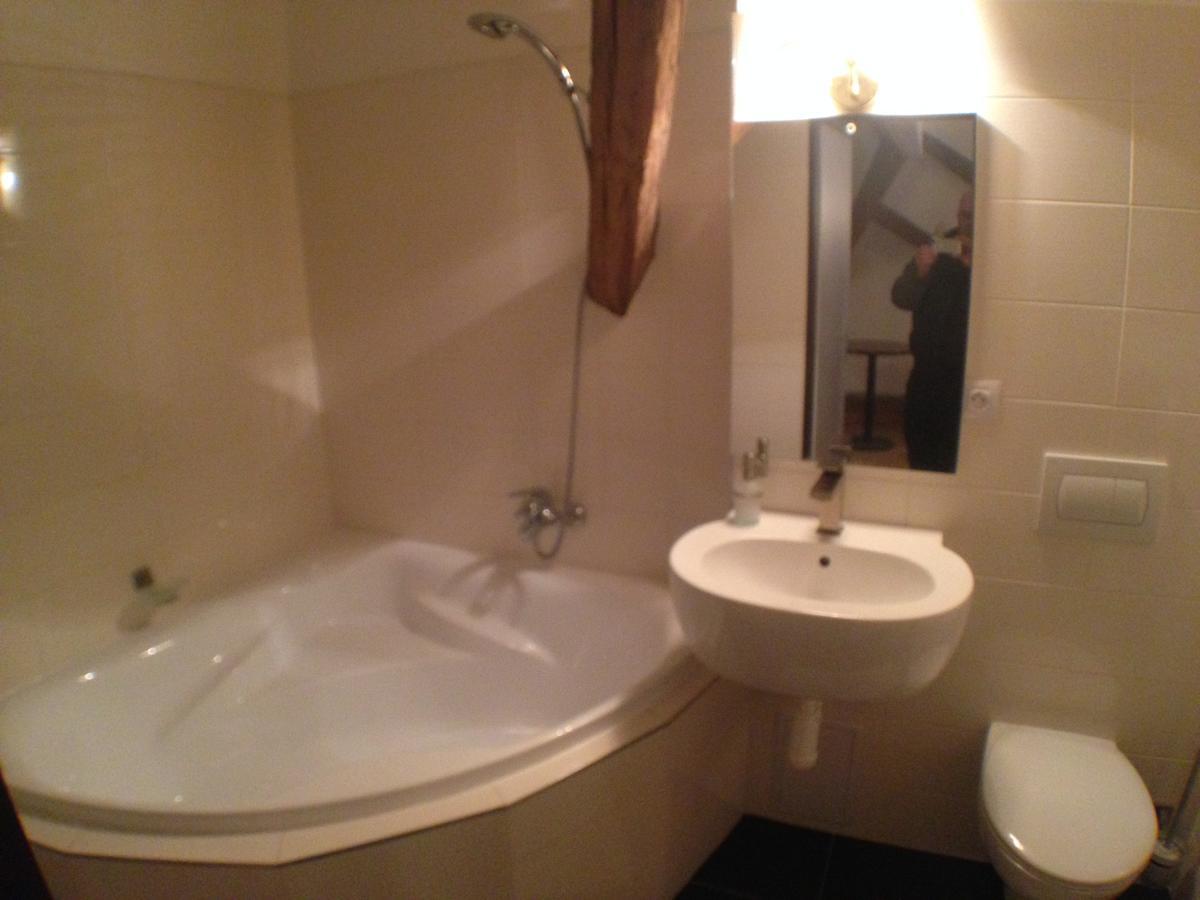 Hotel U Cerneho Orla Kostelec nad Černými Lesy Bagian luar foto