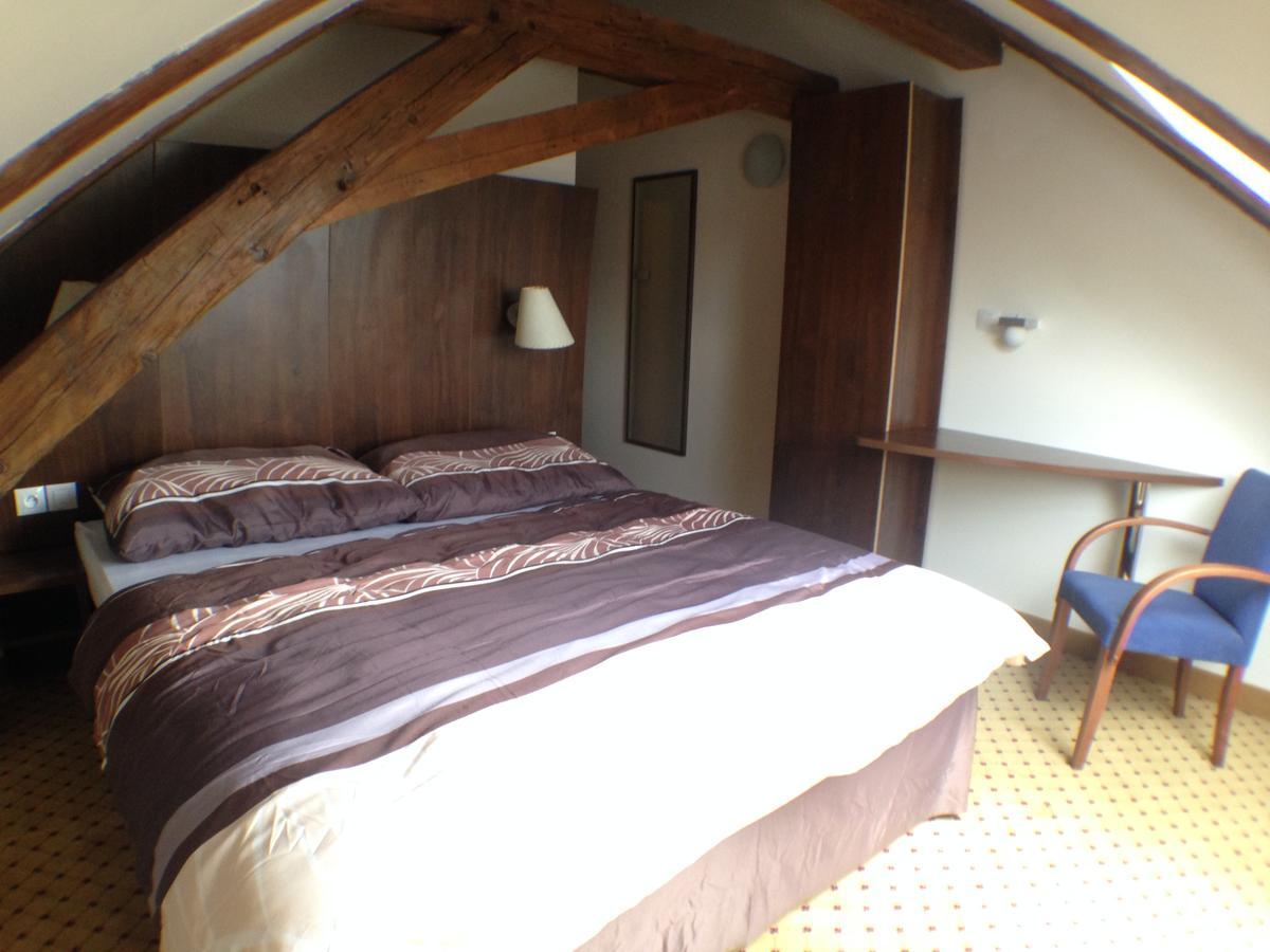 Hotel U Cerneho Orla Kostelec nad Černými Lesy Bagian luar foto