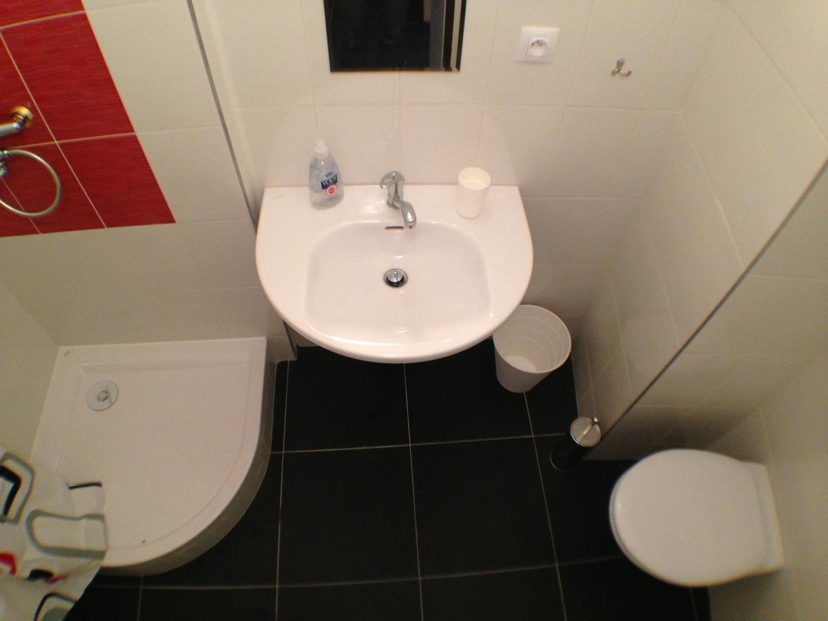 Hotel U Cerneho Orla Kostelec nad Černými Lesy Bagian luar foto