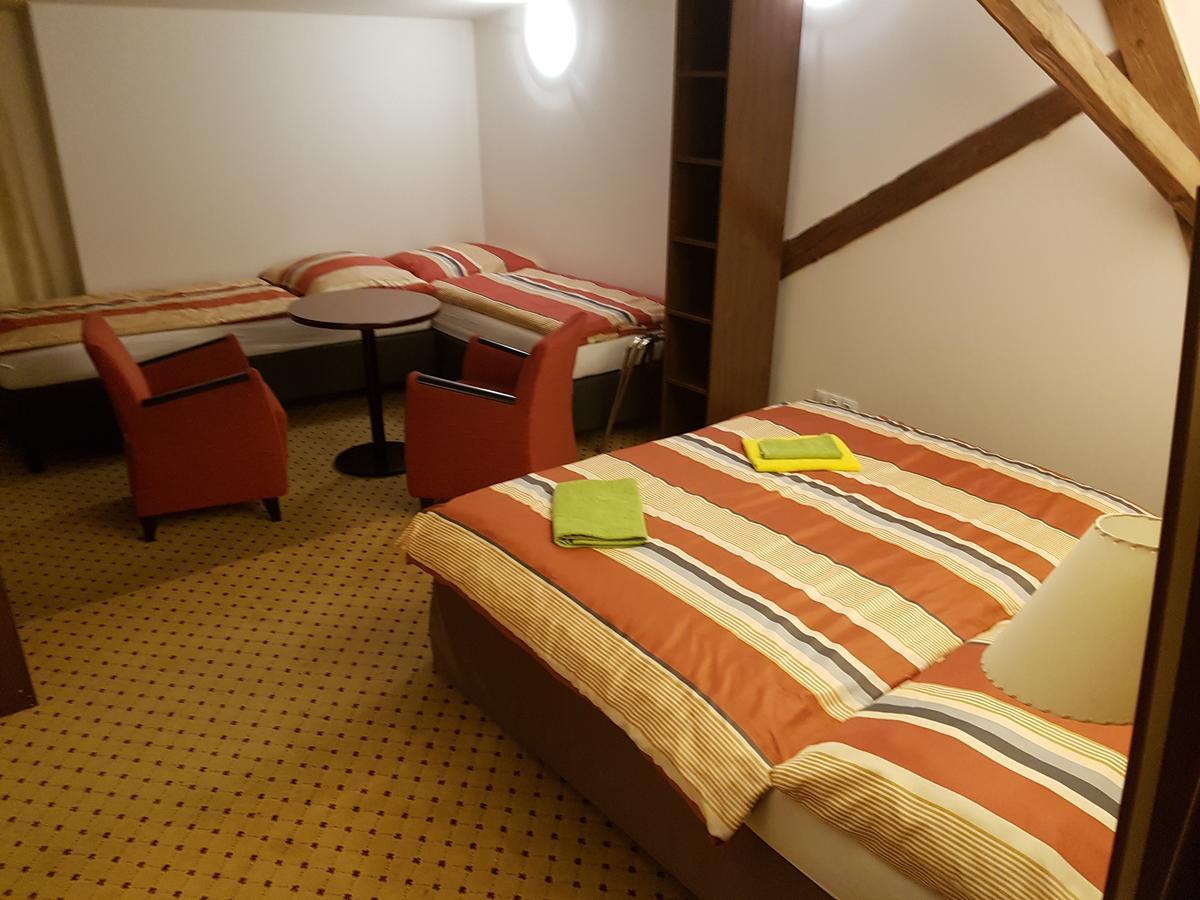 Hotel U Cerneho Orla Kostelec nad Černými Lesy Bagian luar foto