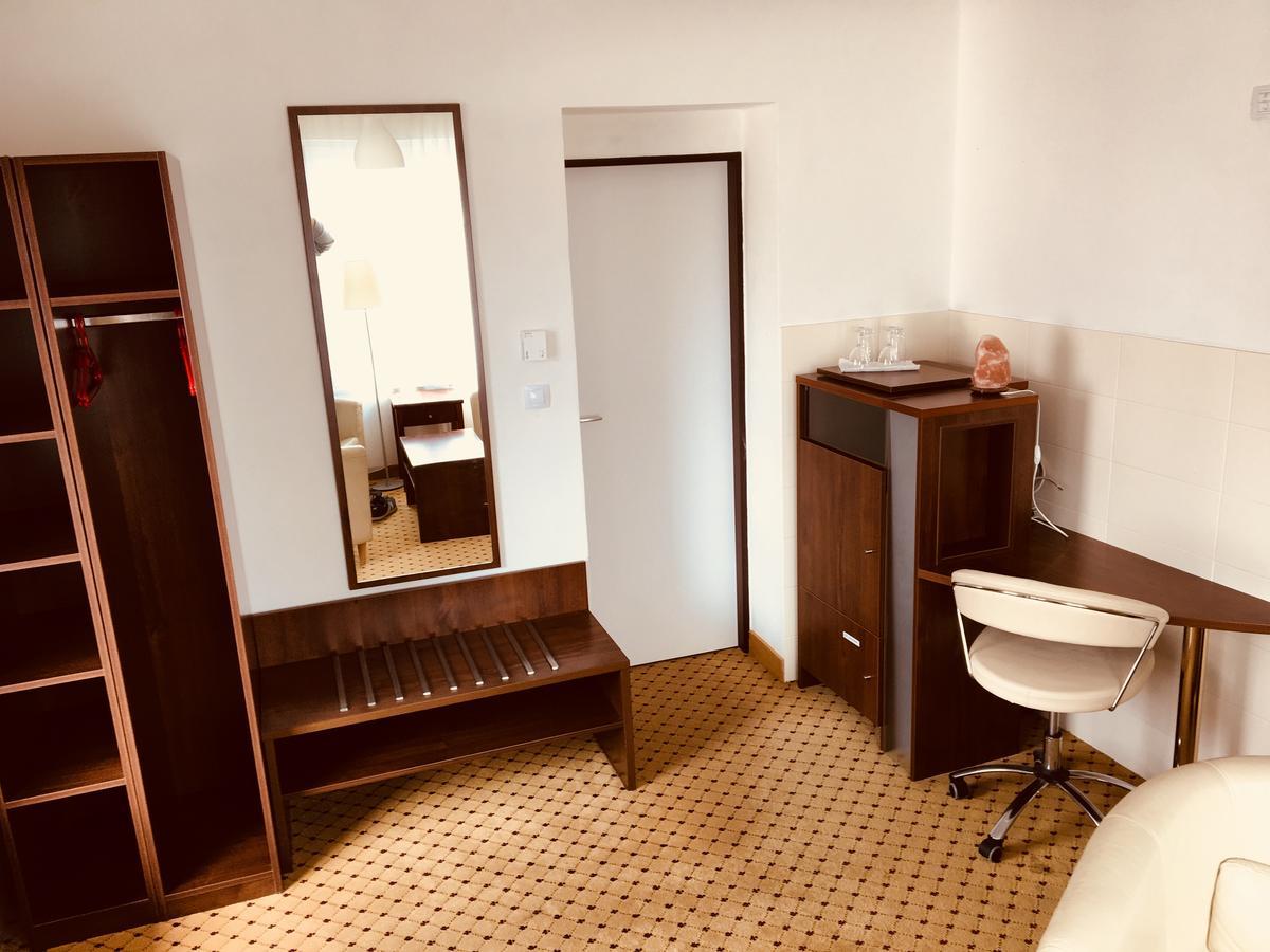 Hotel U Cerneho Orla Kostelec nad Černými Lesy Bagian luar foto