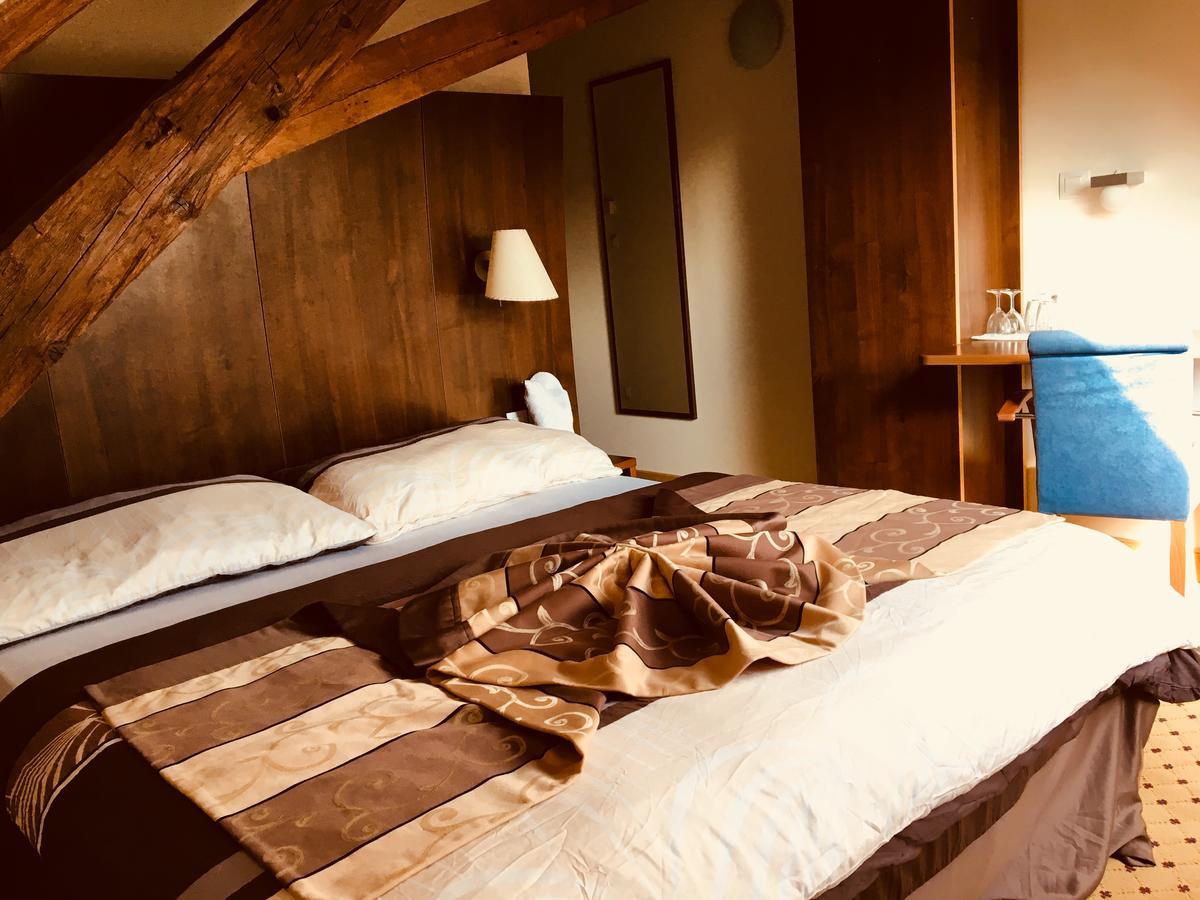 Hotel U Cerneho Orla Kostelec nad Černými Lesy Bagian luar foto