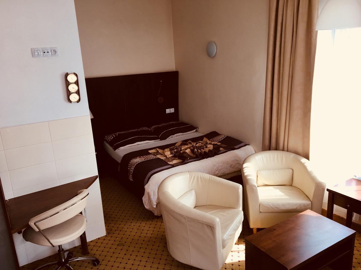 Hotel U Cerneho Orla Kostelec nad Černými Lesy Bagian luar foto