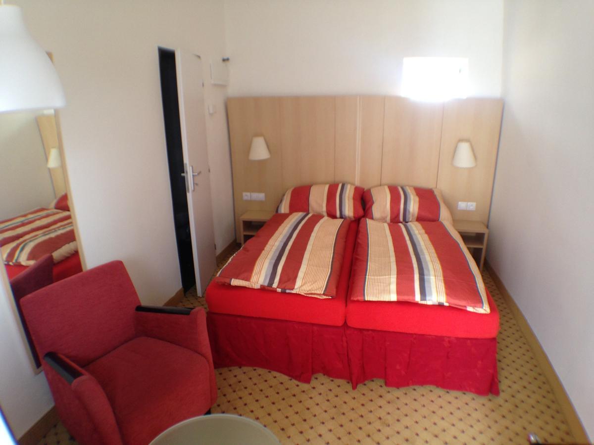 Hotel U Cerneho Orla Kostelec nad Černými Lesy Bagian luar foto