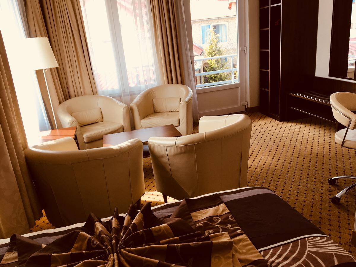 Hotel U Cerneho Orla Kostelec nad Černými Lesy Bagian luar foto
