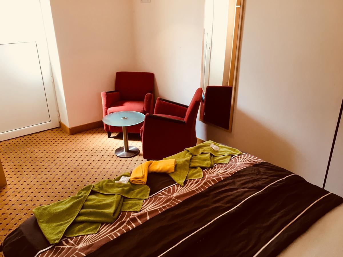 Hotel U Cerneho Orla Kostelec nad Černými Lesy Bagian luar foto