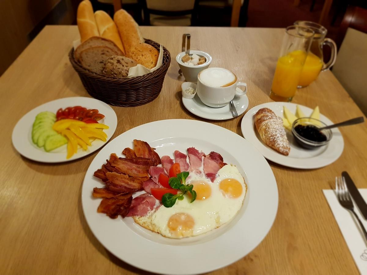 Hotel U Cerneho Orla Kostelec nad Černými Lesy Bagian luar foto