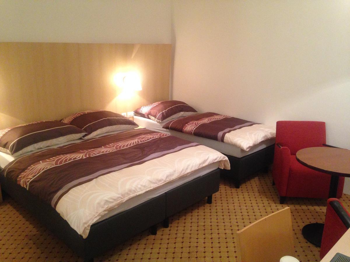 Hotel U Cerneho Orla Kostelec nad Černými Lesy Bagian luar foto